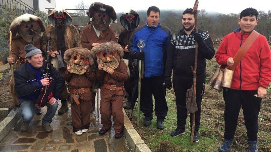 Participantes en la mascarada de Villarino tras la Sierra en 2018