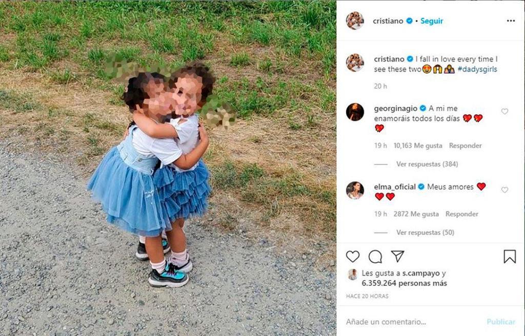 Alana Martina y Eva abrazadas en el parque.