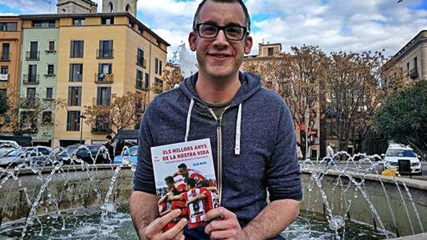 Jordi Bofill, amb el llibre, a la plaça Catalunya.