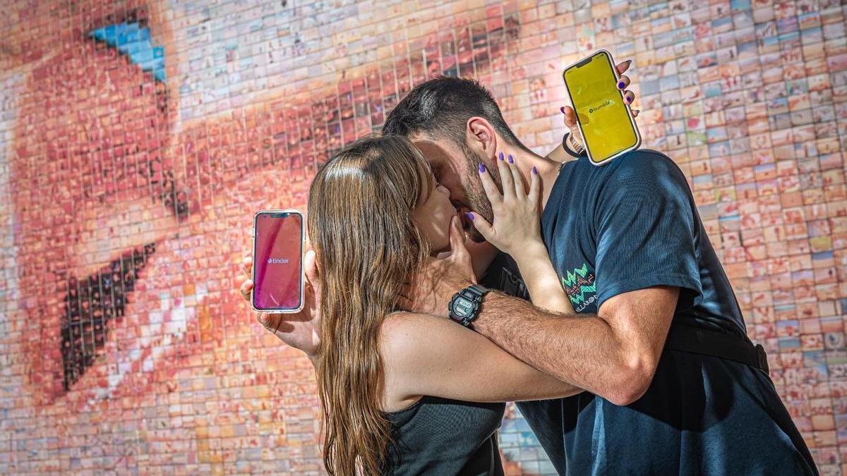 Una pareja muestra en sus teléfonos las aplicaciones de citas 'Tinder' y 'Bumble.