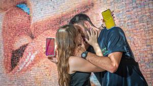 Una pareja muestra en sus teléfonos las aplicaciones de citas Tinder y Bumble.