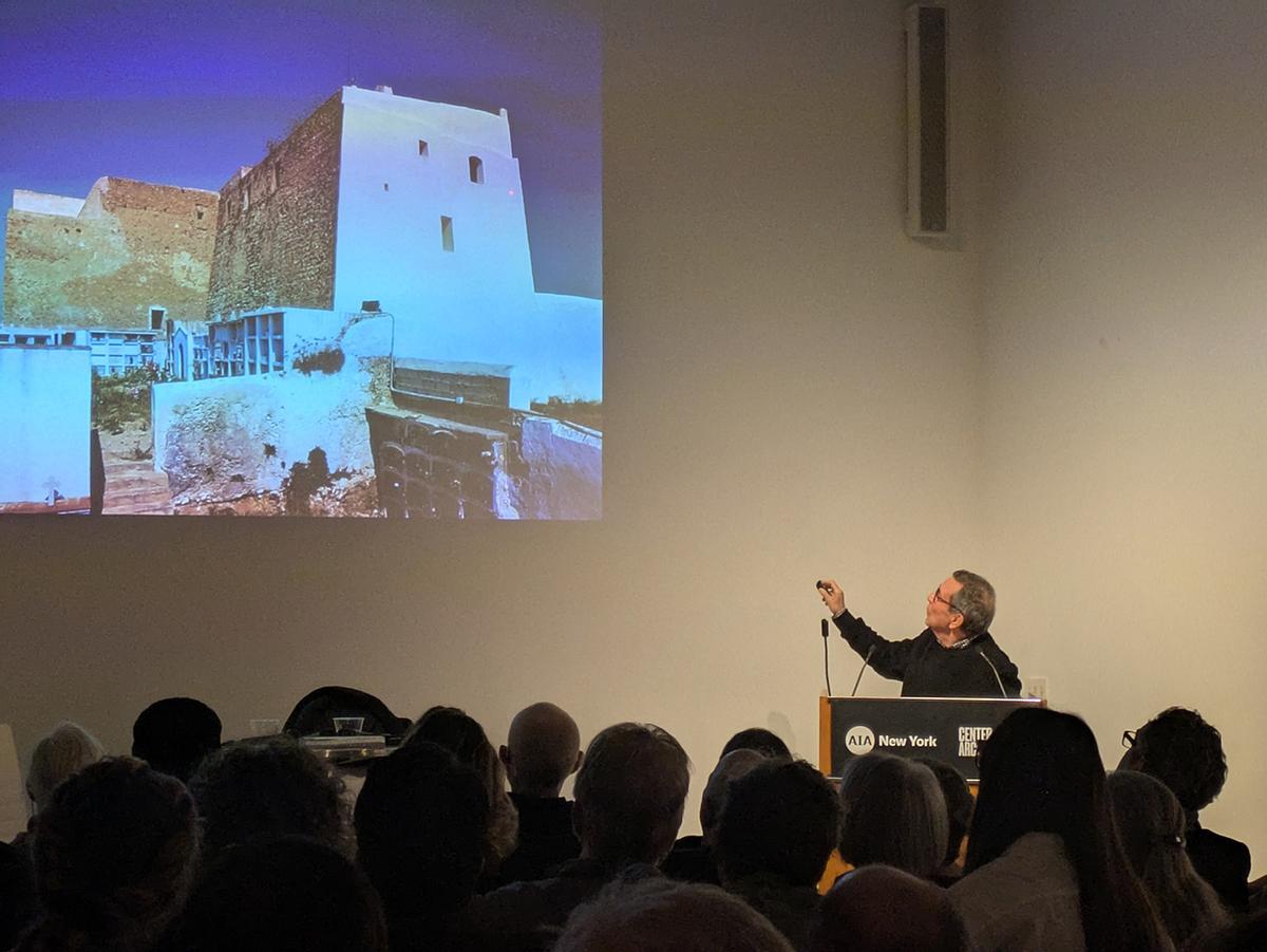 Elías Torres explica las características de la iglesia de Sant Miquel