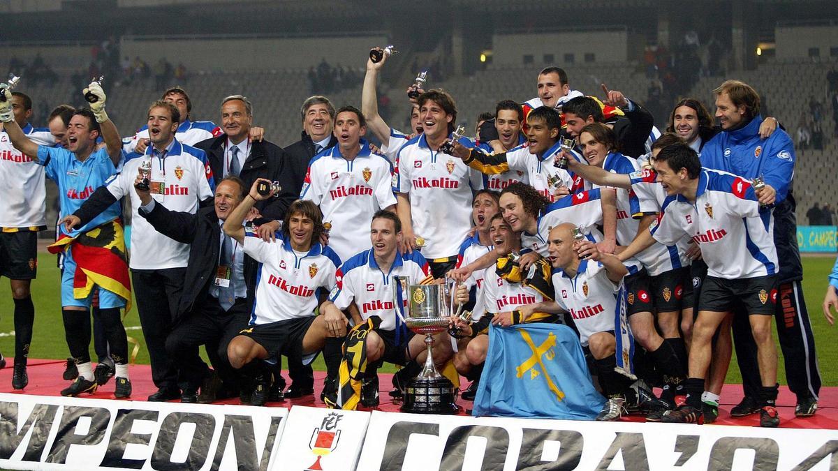 El equipo que logró la Copa del Rey en 20044, con el trofeo y tras la final.