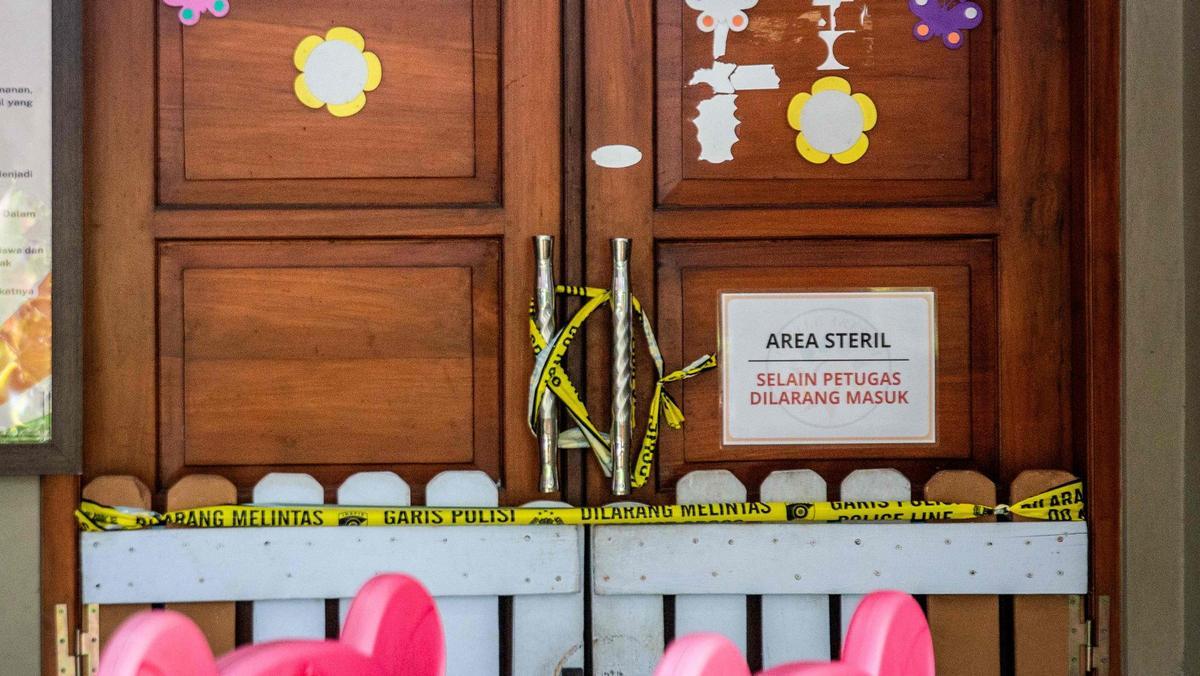 Detenidos 12 trabajadores de una guardería en Indonesia por maltratar a menores: "Se les desnudaba y se les mantenía atados de pies y manos"