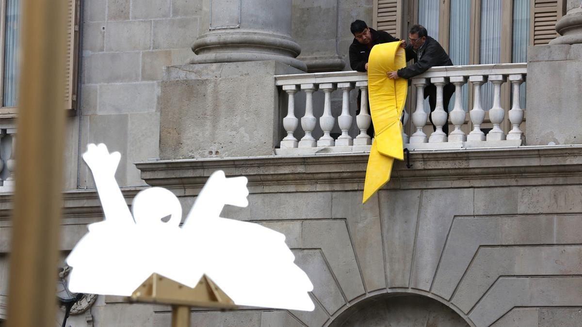 El Ayuntamiento de Barcelona vuelve a colgar en su fachada un lazo por la libertad de los presos.