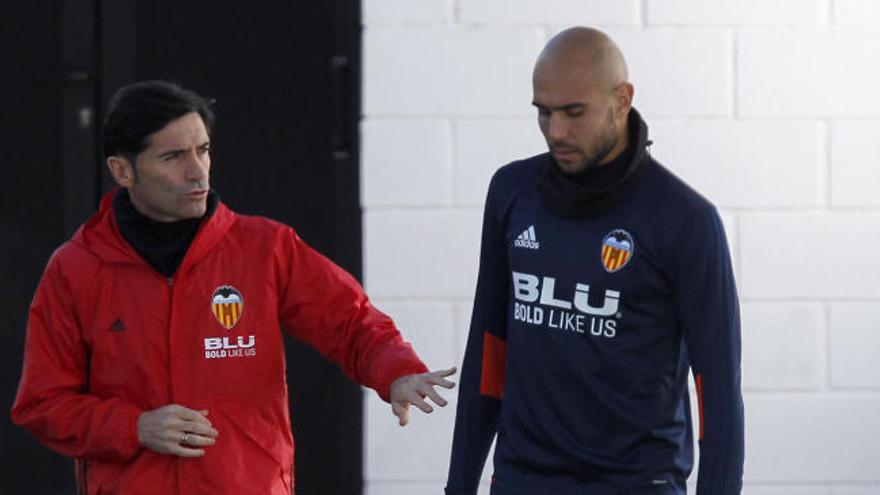 Marcelino y Zaza charlan antes del entrenamiento.