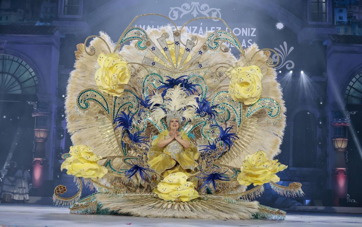 6. Amalia González Doniz, con una fantasía de nombre 'Siete rosas amarillas', de Alfonso Baute, representando al Excmo. Ayuntamiento de la Villa de La Orotava.