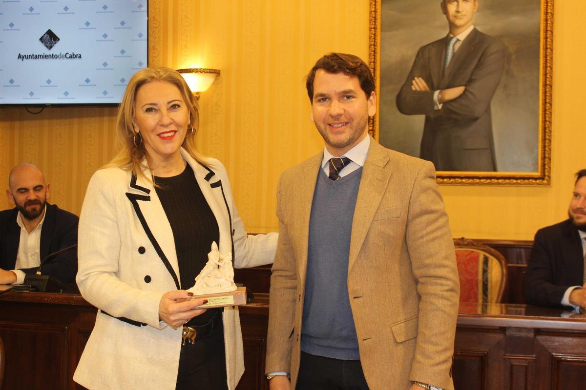 La consejera recibió de manos del alcalde de Cabra una réplica en minuatura del dios Mitra.
