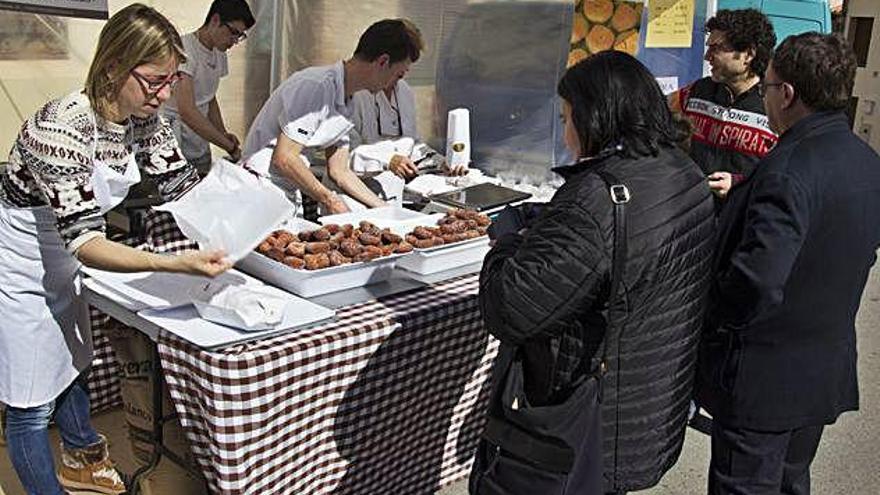 A la Fira del Brunyol, es poden degustar tota mena de brunyols elaborats in situ pels organitzadors.