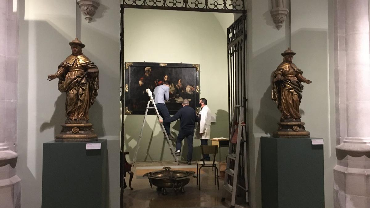 Los investigadores del Campus de Huesca trabajando en el cuadro Los discípulos de Emaús el Museo Diocesano de Huesca