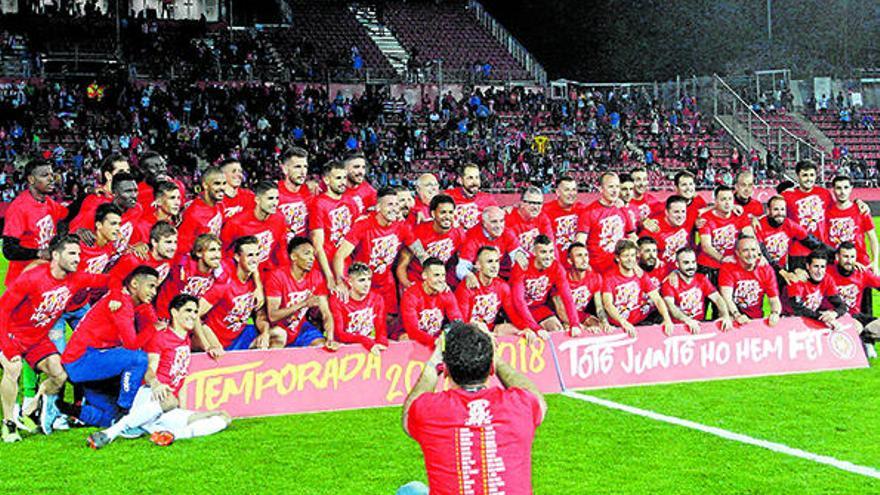 La plantilla del Girona va celebrar la permanència a Primera Divisió en l&#039;última jornada de lliga