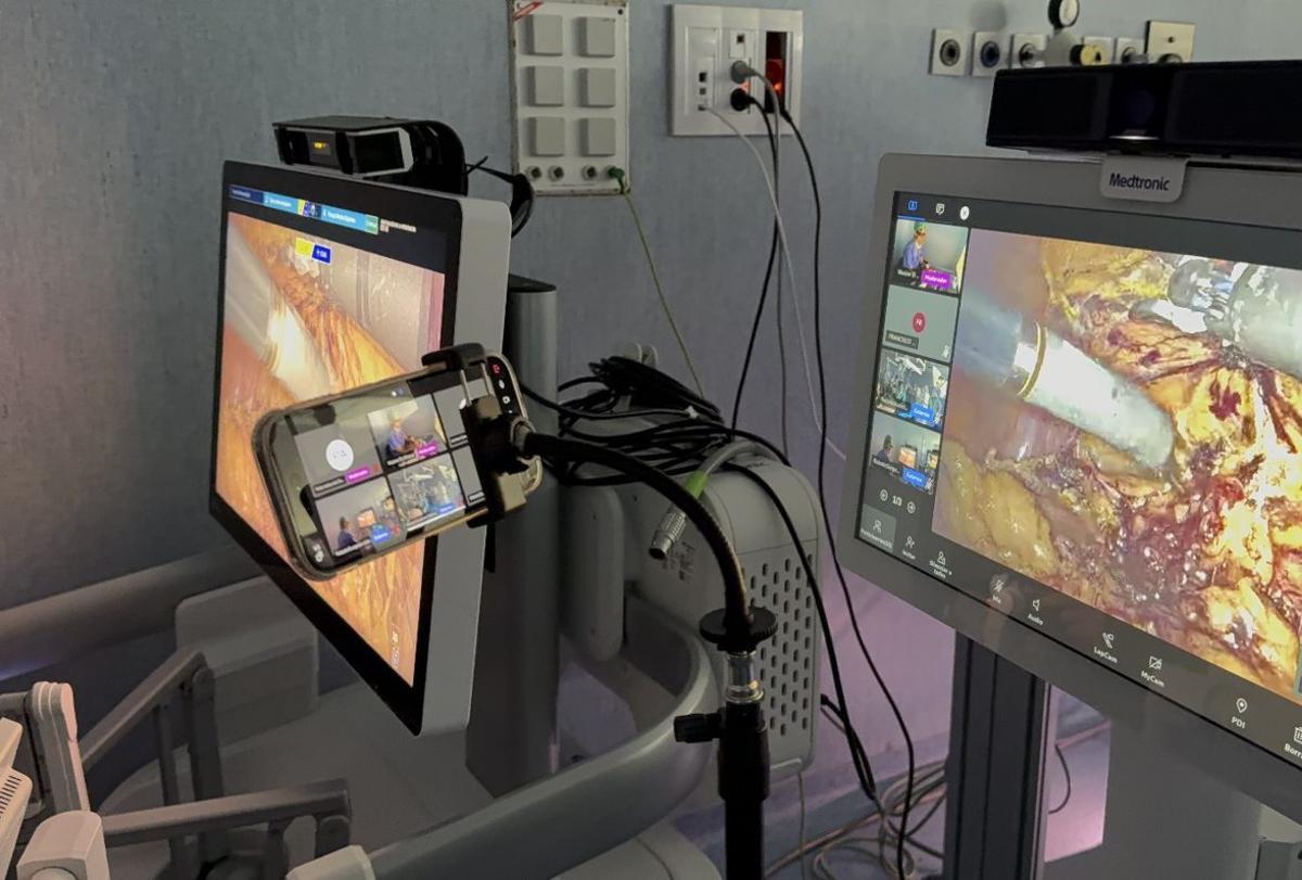 Retransmisión en directo de una cirugía robótica. |  | UROINTEC