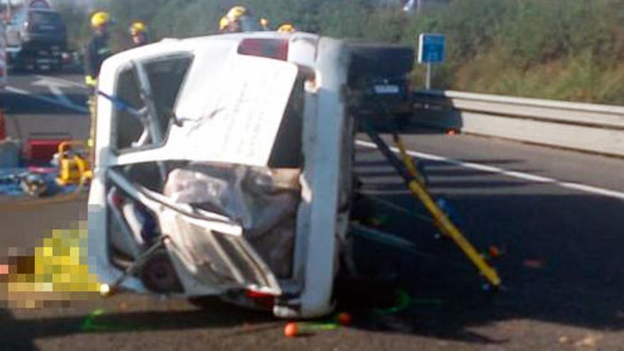 Un joven fallece al volcar una furgoneta cargada de leña en la autopista de Inca