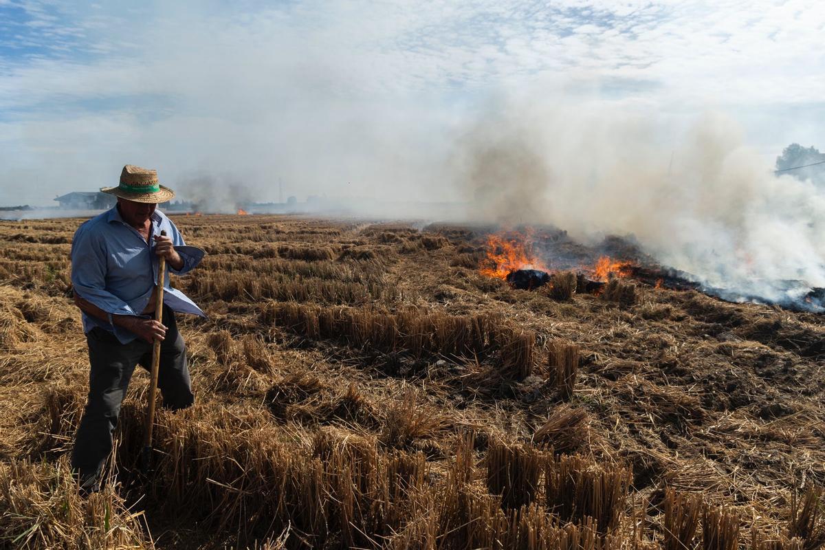 Un agricultor, durante la quema de los rastrojos ayer.