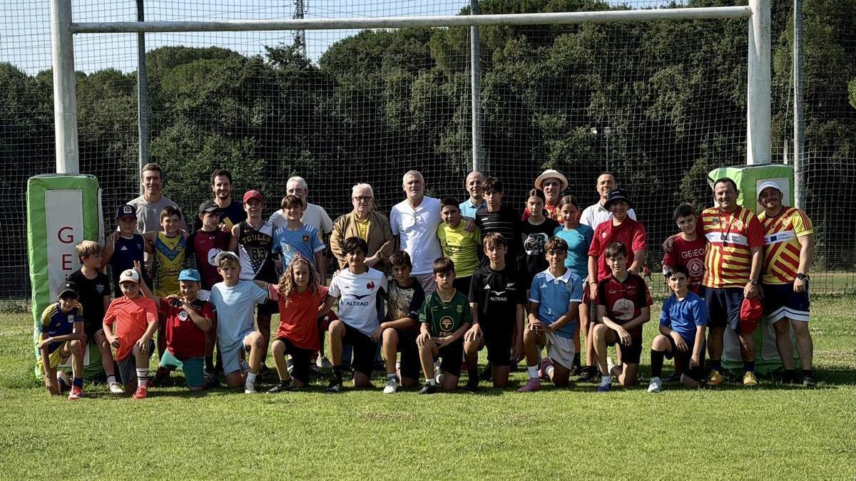 Foto de família dels participants del Campus de Rugbi GEiEG-USAP.