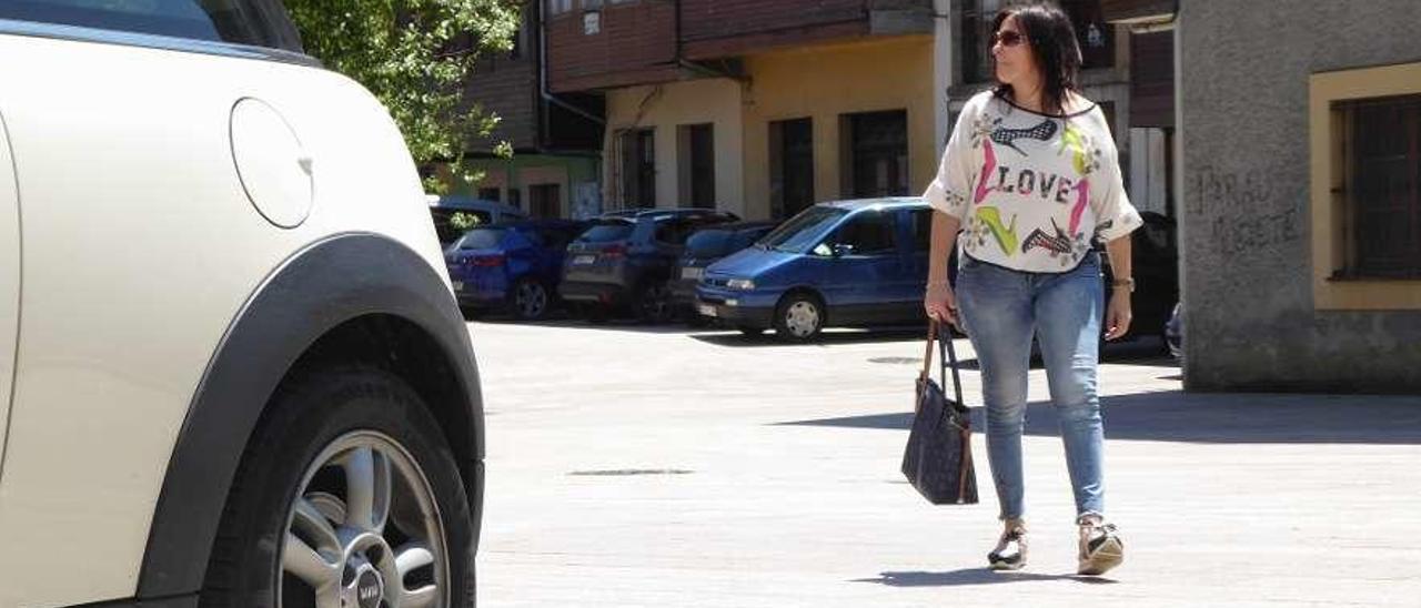 Vehículos aparcados en las plazas del casco antiguo de la Pola ayer por la mañana.