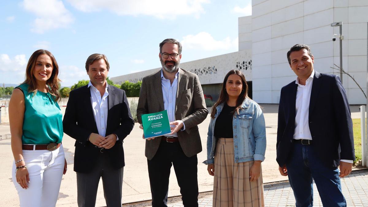 Candidatos del PP en Córdoba, junto al Centro de Creación Contemporánea.