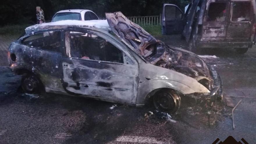 Arde un coche en Proaza y causa daños a otros vehículos aparcados cerca