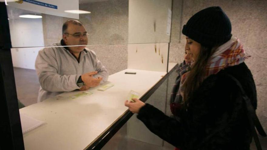 Una joven, recogiendo ayer uno de los tiques de la cita previa para reservar mesa en la Comida en la Calle.