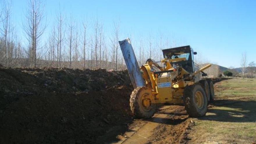 Una máquina de la Diputación realizando el pasado mes trabajos de construcción del dique en Santa María de la Vega.