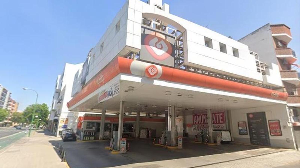 Gasolinera ubicada en el número 138 de la calle Luis Montoto de Sevilla.