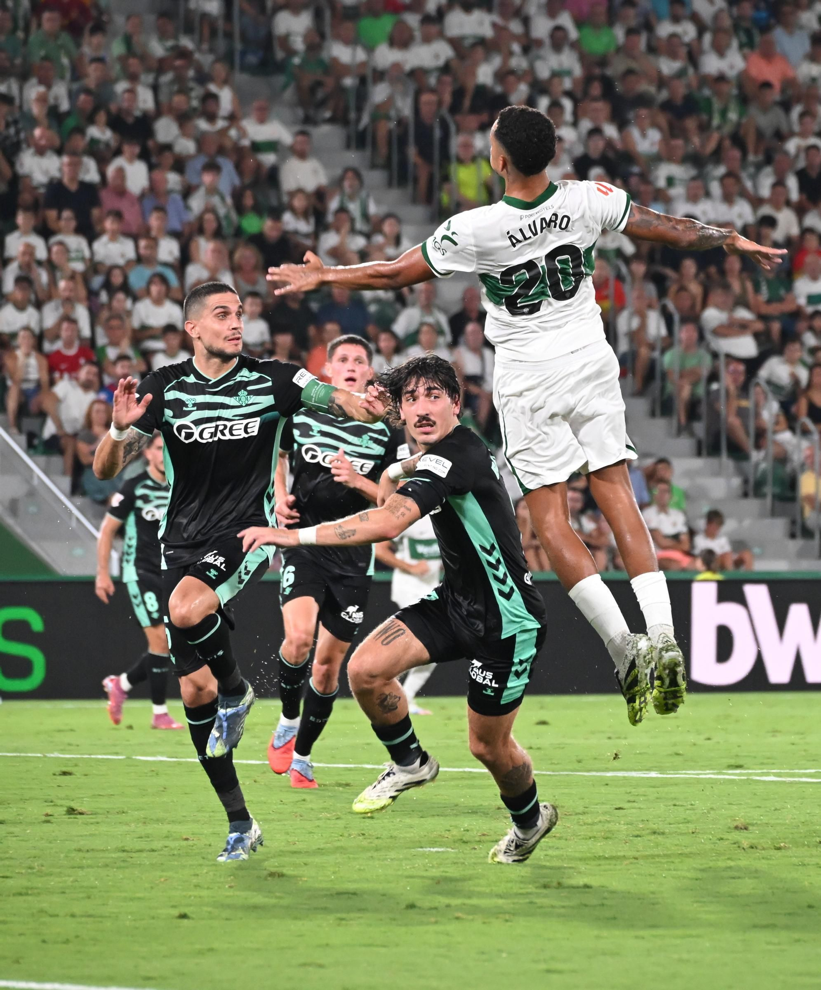 El Elche vuelve a Primera División con un empate frente al Betis (1-1)