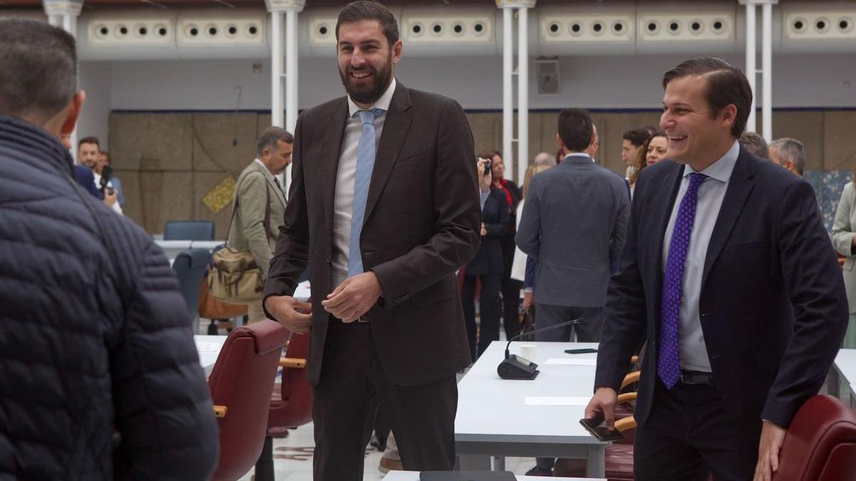 José Ángel Antelo e Ignacio Arcas, de Vox, ríen antes del inicio de la sesión de control, este viernes en la Asamblea.