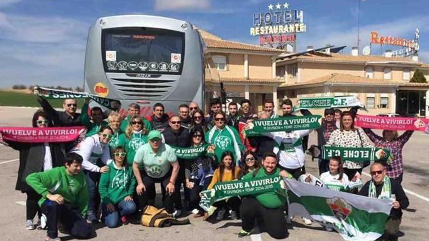 Seguidores del Elche, el sábado, durante el viaje a Leganés para ver el duelo en Butarque.