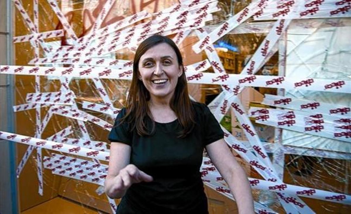 Tornada a la feina 8 Mireia Arnau, ahir, davant l’aparador destrossat de la botiga de la qual és encarregada. Tornada a la feina 8 Mireia Arnau, ahir, davant l’aparador destrossat de la botiga de la qual és encarregada.