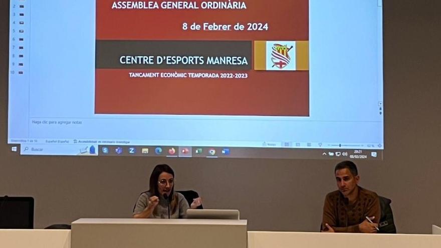 Ruth Guerrero i Francesc Sòria, durant l'assemblea de socis, a la FUB