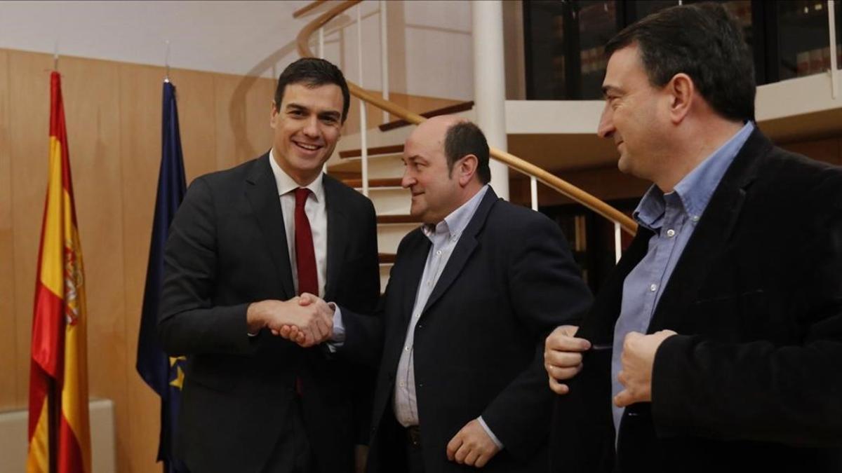 El líder socialista, Pedro Sánchez, junto a los peneuvistas Andoni Ortuzar y Aitor Esteban en las negociaciones para su intento de investidura