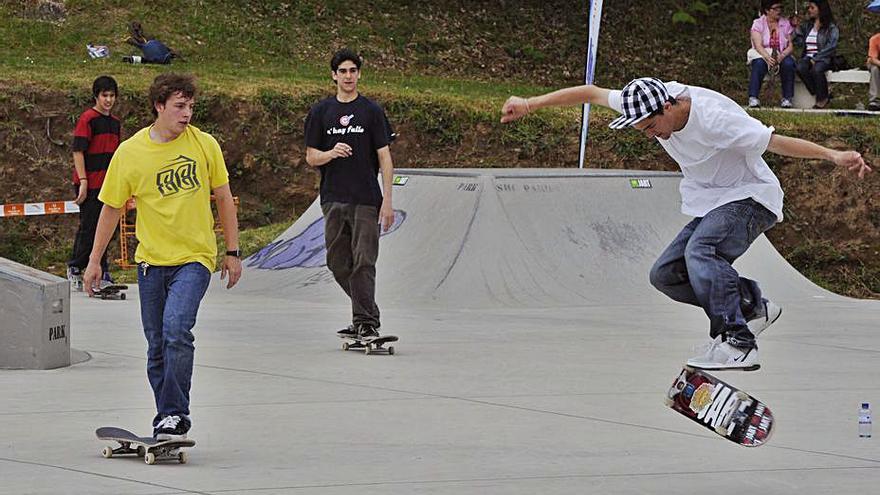 Jóvenes de Oleiros en la plaza de ‘skate’.   | // L.O.