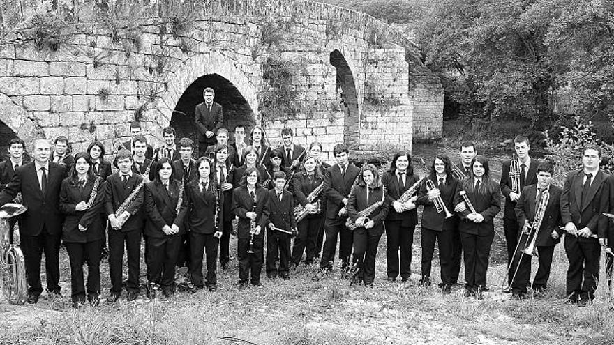 La Banda de Música Cultural de Mondariz al completo en el puente de Cernadela.