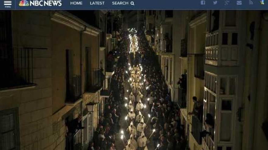 Bella estampa de la procesión de la Buena Muerte, bajando con el Cristo por la cuesta de Balborraz.