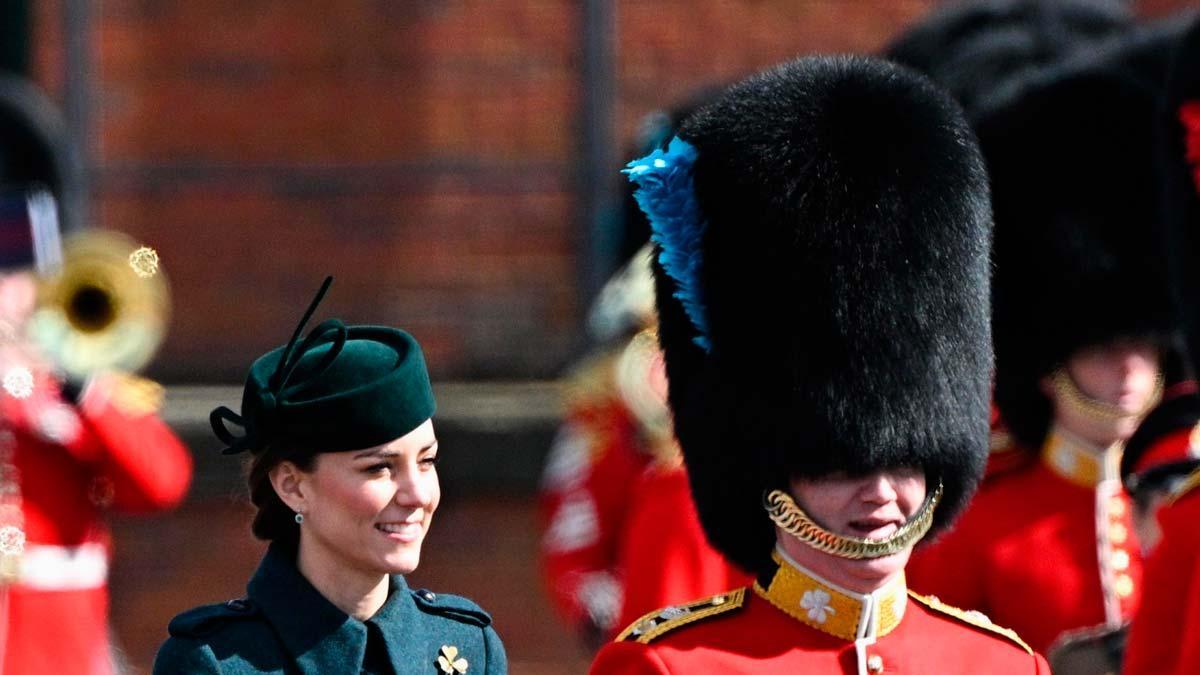 Kate Middleton, con abrigo verde y tocado 'pillbox' para celebrar San Patricio