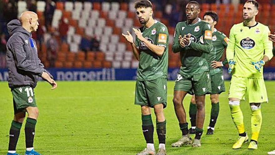 Mollejo, Nolaskoain, Mujaid y Dani Giménez saludan a los aficionados desplazados a Lugo al final del partido del domingo.