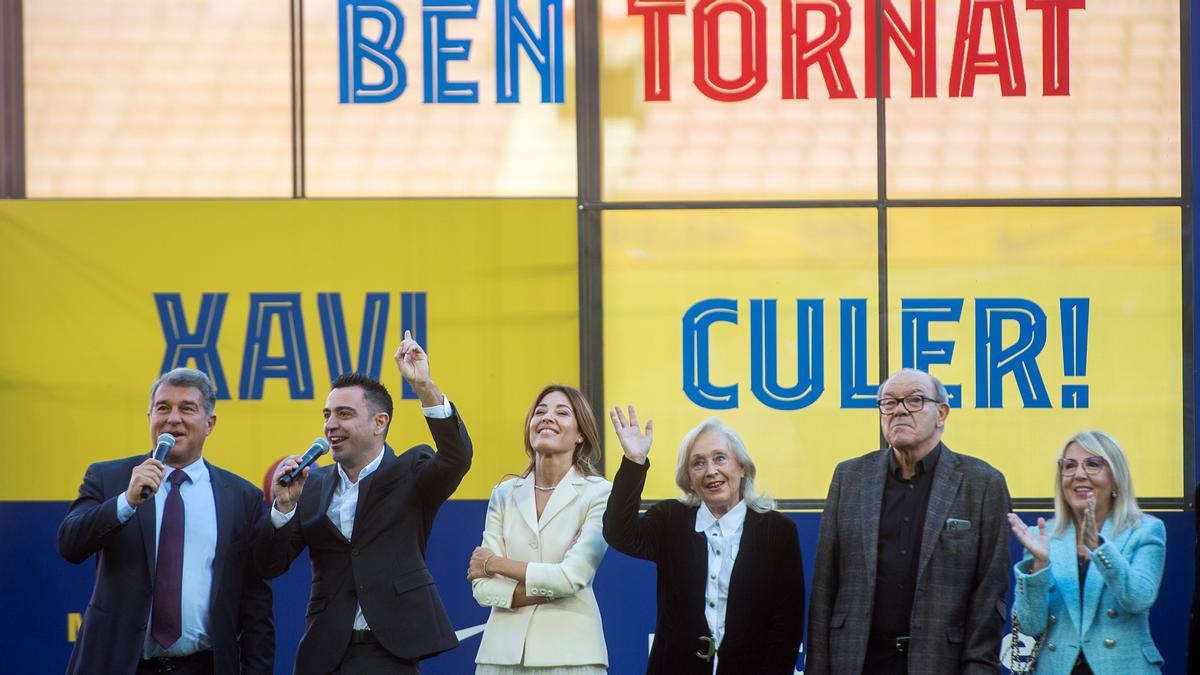 Xavi, el día de su presentación, con parte de la familia y Joan Laporta, el presidente.