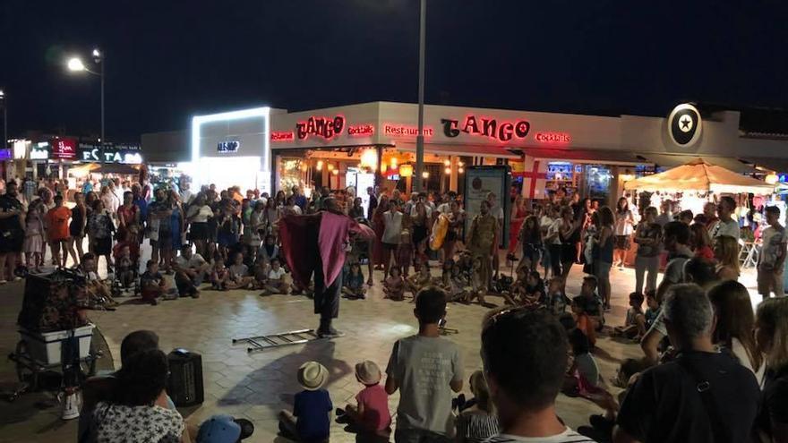 Una de las actuaciones del teatro de calle en la playa del Arenal de Xàbia.