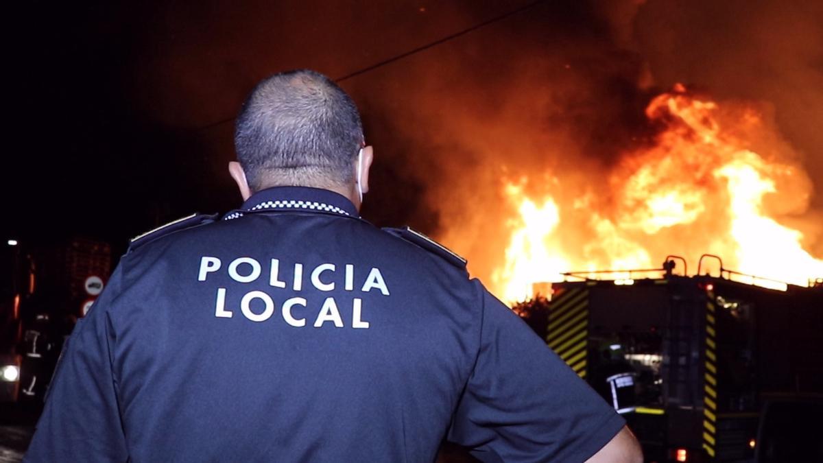 Arde una empresa de palets de madera en la Cañada del Fenollar