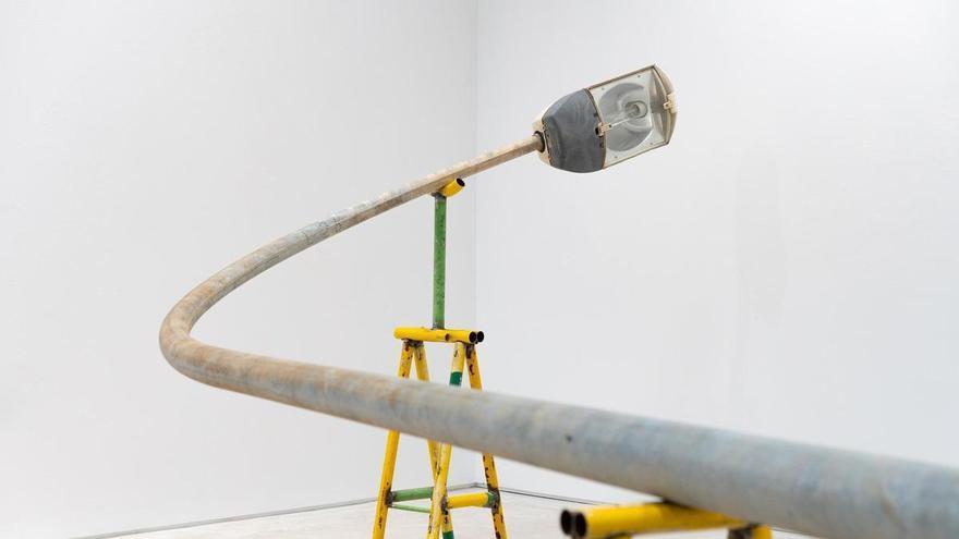 LUCE resucita las farolas en Casa Axis y transforma su uso urbano en objeto de exposición