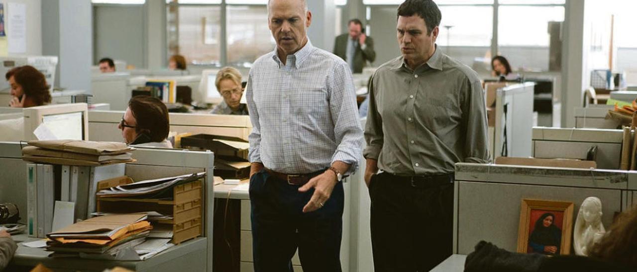 Michael Keaton y Mark Ruffalo, en una secuencia de la película &quot;Spotlight&quot;.