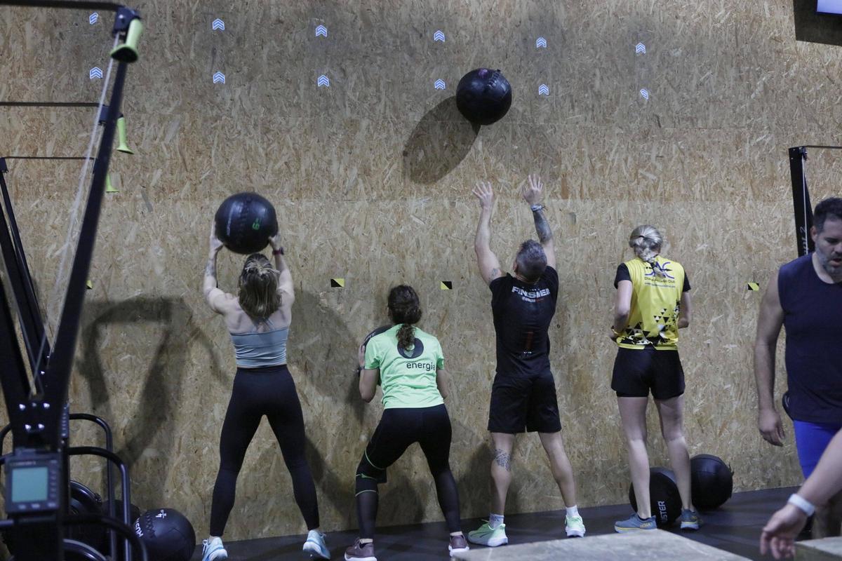 Medizinball werfen ist eine der acht Übungen beim Hyrox