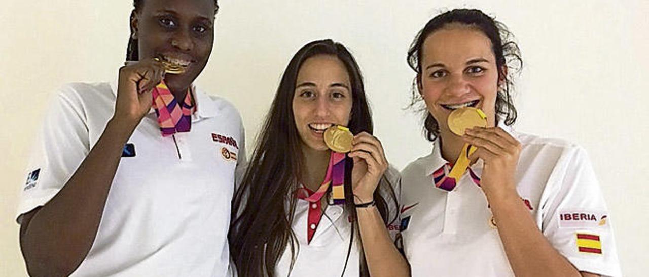 De izq. a dcha. las tres jugadoras de la provincia campeonas de Europa, Umo Diallo, Maite Cazorla y Naira Cáceres.