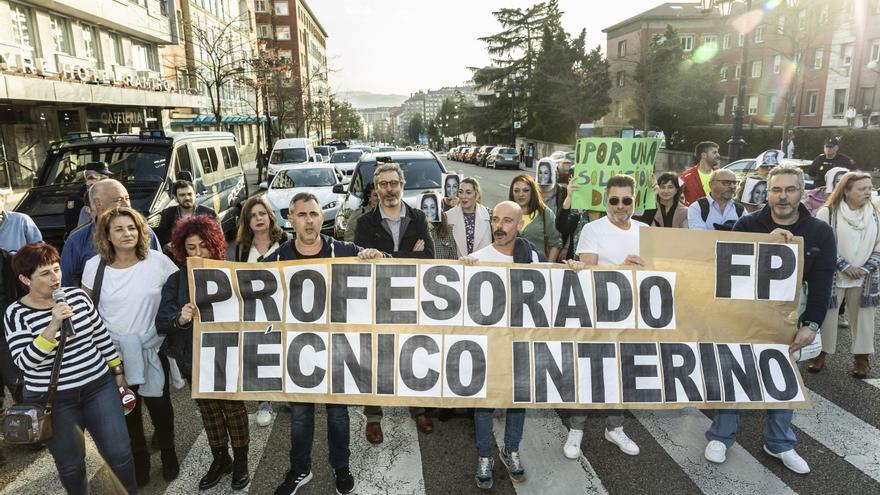 El profesorado interino de FP corta el tráfico en Oviedo al grito de &quot;Despidos no&quot;