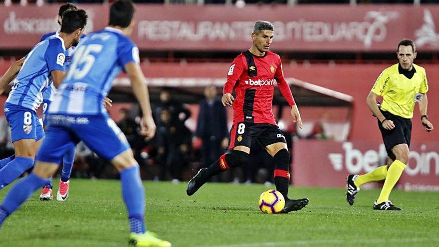 El colegiado Gorostegui Fernández observa a Salva Sevilla durante el partido de ayer.