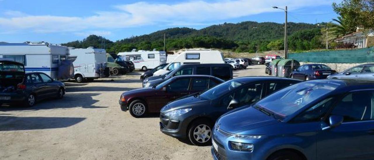 Turismos  y autocaravanas aparcados junto a la playa de Nerga, ayer por la tarde.   | // G.NÚÑEZ