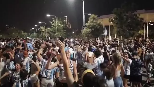 Aficionados argentinos en Barcelona celebran su pase a la final del Mundial