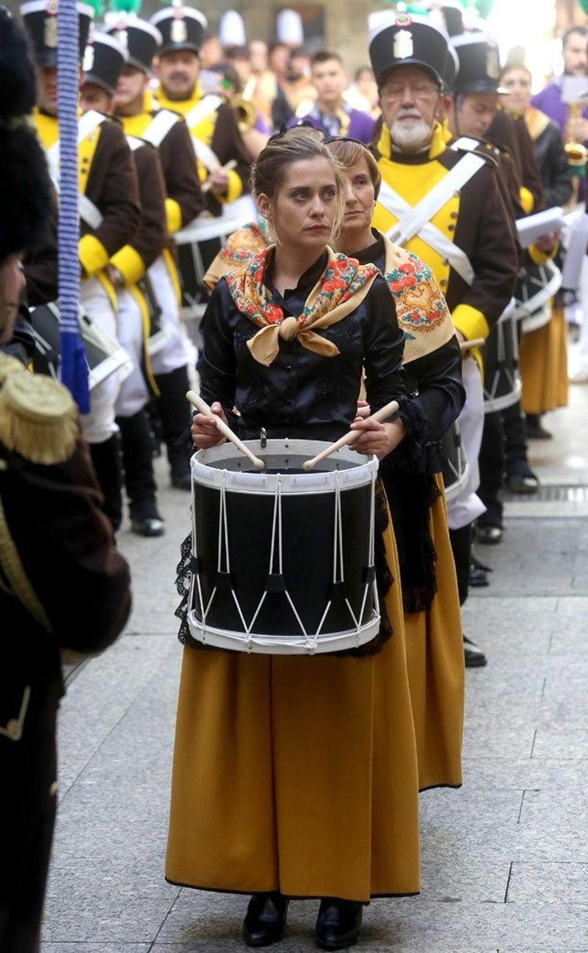 María León toca el tambor en el rodaje de la segunda temporada de 'Allí abajo'