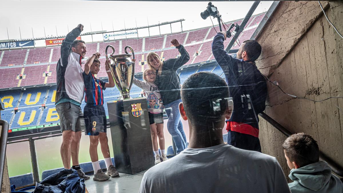 Unos turistas se retratan con la Copa de Europa.