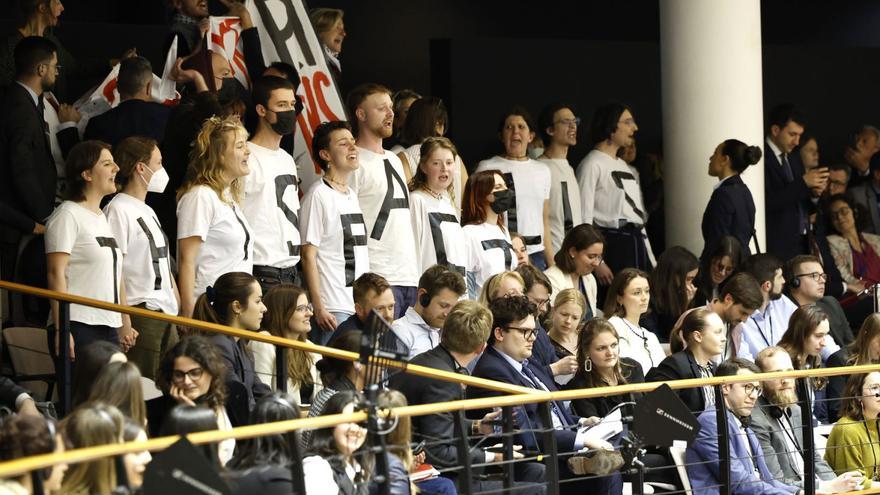 Un grupo de activistas interrumpió le votación en el Parlamento Europeo durante varios minutos al grito de: «Este pacto mata».